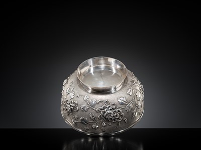 Lot 402 - A SILVER ‘CHRYSANTHEMUM’ BOWL, MARKS OF GAN SHENG AND YOK SANG, LATE QING DYNASTY TO REPUBLIC PERIOD