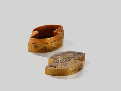 Lot 99 - A LACQUER DOUBLE-FAN-SHAPED KOGO (INCENSE BOX) WITH HORSES AND TREASURES