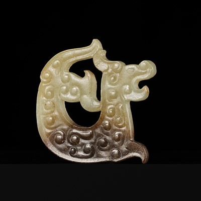 Lot 438 - A CELADON AND BROWN JADE ‘DRAGON’ PENDANT, WARRING STATES PERIOD