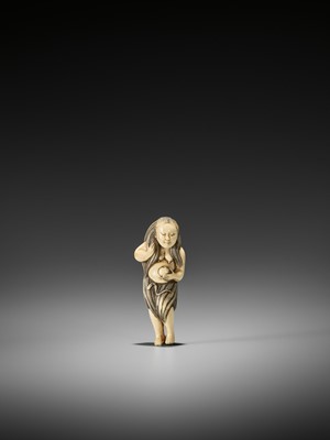 Lot 28 - AN EXQUISITE IVORY NETSUKE OF A DIVING GIRL (AMA)