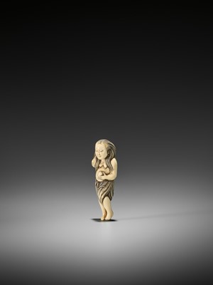 Lot 28 - AN EXQUISITE IVORY NETSUKE OF A DIVING GIRL (AMA)