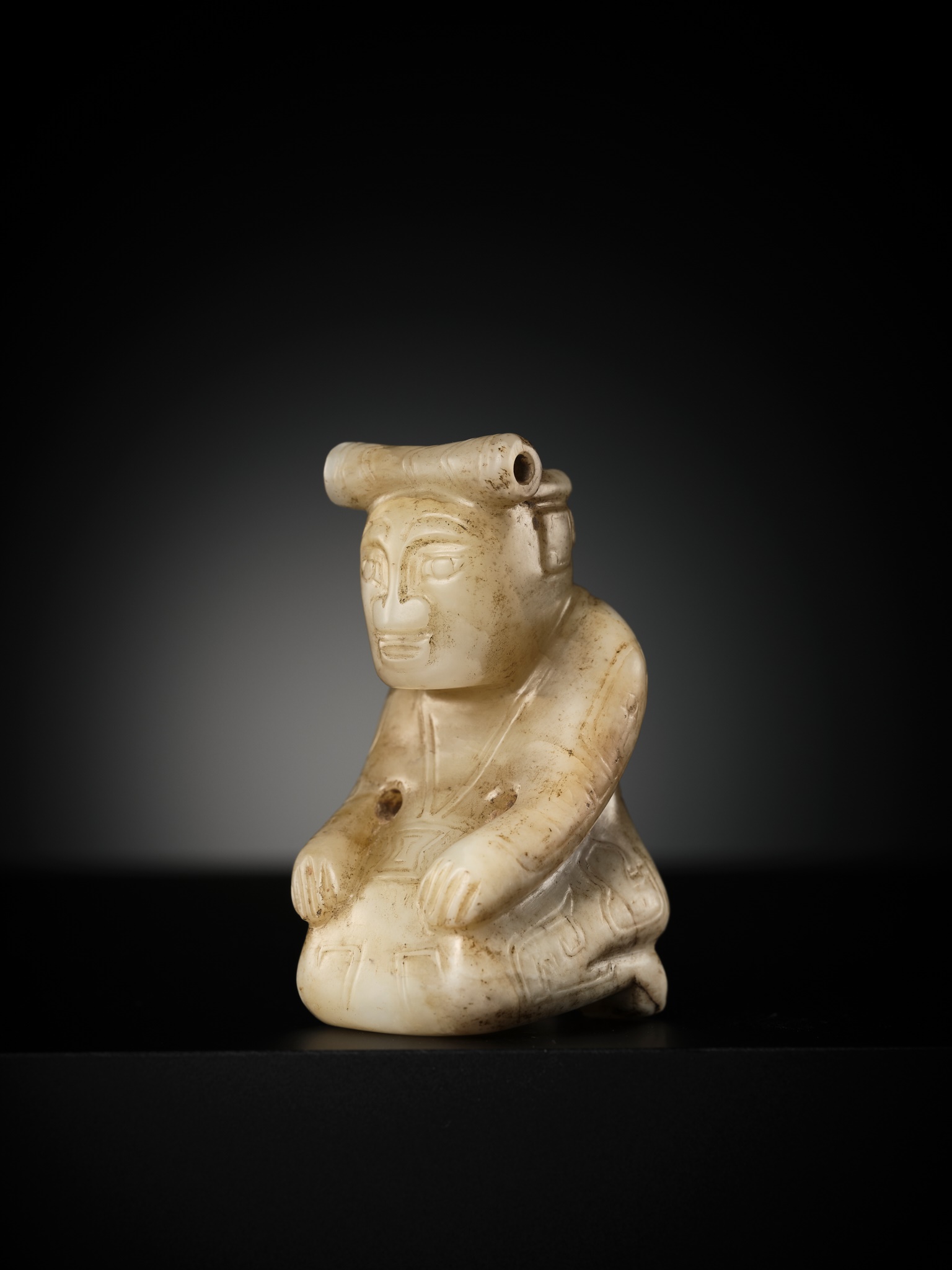 Lot 94 - A 'FU HAO TYPE' JADE CARVING OF A KNEELING