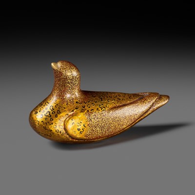 Lot 354 - A GOLD LACQUER NETSUKE OF A GULL