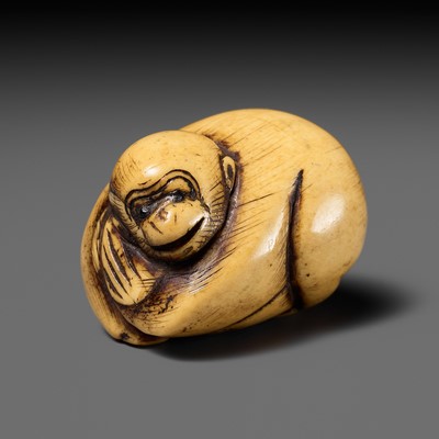 Lot 307 - A FINE ANTLER NETSUKE OF A MONKEY, ATTRIBUTED TO TSUNEMASA