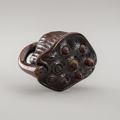 Lot 1364 - A WOOD NETSUKE OF A LOTUS POD WITH MOVABLE SEEDS