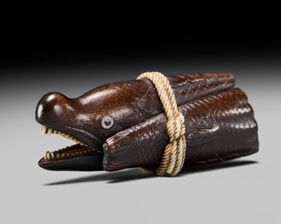 Lot 276 - A FINE WOOD AND ANTLER NETSUKE OF A DESICCATED SALMON (SHIOZAKE)