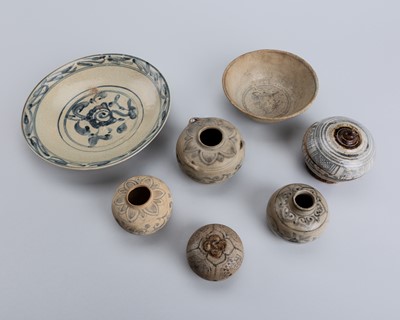 A GROUP OF SEVEN SMALL POTTERY VESSELS, 14TH - 16TH CENTURY