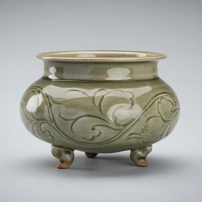 Lot 1907 - A LONGQUAN CELADON GLAZED PORCELAIN TRIPOD CENSER, MING OR LATER