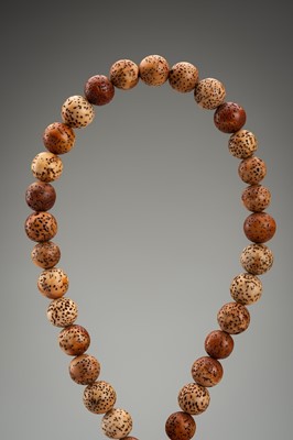 Lot 1786 - A BODHI SEED AND JADE PENDANT NECKLACE