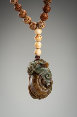 Lot 1786 - A BODHI SEED AND JADE PENDANT NECKLACE