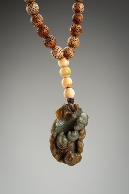 Lot 1786 - A BODHI SEED AND JADE PENDANT NECKLACE