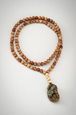 Lot 1786 - A BODHI SEED AND JADE PENDANT NECKLACE