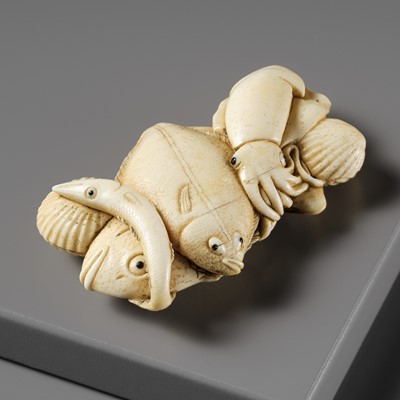 Lot 259 - A FINE IVORY NETSUKE DEPICTING MARINE LIFE