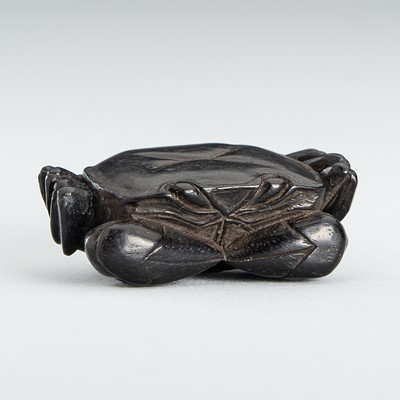 Lot 1570 - AN EBONY WOOD NETSUKE OF A CRAB