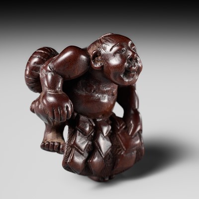 Lot 240 - A VERY RARE WOOD NETSUKE OF A SUMO WRESTLER WEARING A KESHO-MAWASHI