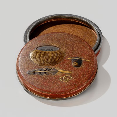 Lot 313 - A FINE LACQUER KOGO (INCENSE BOX) AND COVER DEPICTING UTENSILS FOR A TEA CEREMONY (CHANOYU)