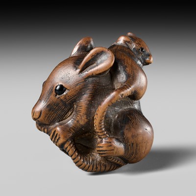 Lot 439 - AN OLD WOOD NETSUKE OF A COILED RAT WITH YOUNG