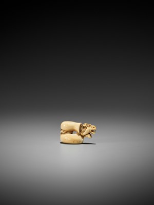 Lot 30 - AN EARLY AND AMUSING IVORY NETSUKE OF CHOKARO’S HORSE STUCK IN A GOURD