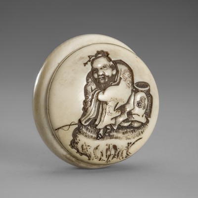 Lot 1576 - A FINE IVORY MANJU NETSUKE OF TAIKOUBOU