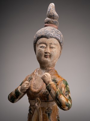 Lot 979 - A SANCAI GLAZED POTTERY FIGURE OF A SEATED COURT LADY, TANG DYNASTY STYLE