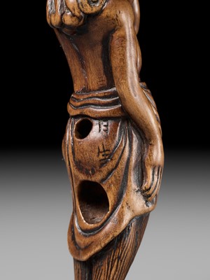 Lot 196 - GESSHO: A SUPERB WOOD NETSUKE OF A FOREIGN EGG TESTER