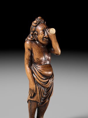 Lot 196 - GESSHO: A SUPERB WOOD NETSUKE OF A FOREIGN EGG TESTER