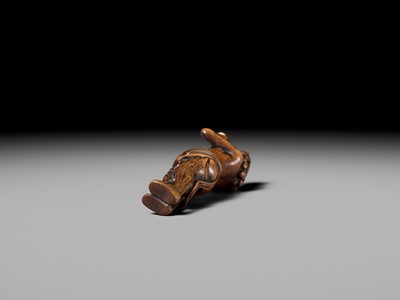 Lot 196 - GESSHO: A SUPERB WOOD NETSUKE OF A FOREIGN EGG TESTER