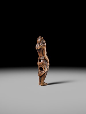 Lot 196 - GESSHO: A SUPERB WOOD NETSUKE OF A FOREIGN EGG TESTER