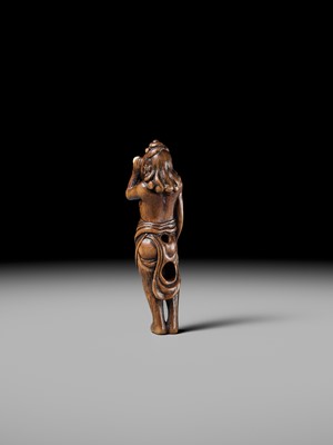 Lot 196 - GESSHO: A SUPERB WOOD NETSUKE OF A FOREIGN EGG TESTER