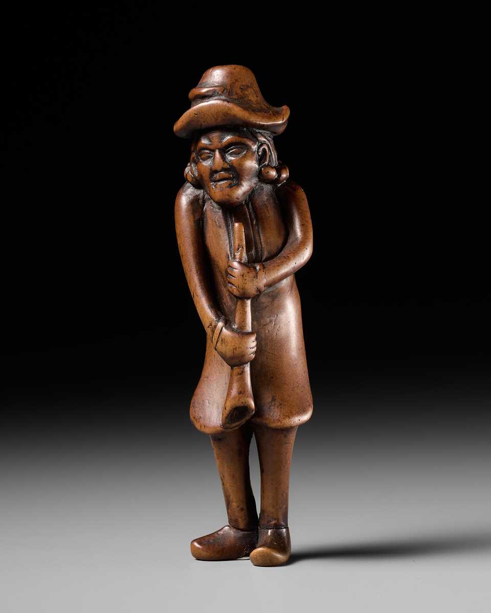 Lot 199 - AN EARLY WOOD NETSUKE OF A DUTCHMAN