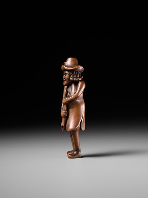 Lot 199 - AN EARLY WOOD NETSUKE OF A DUTCHMAN