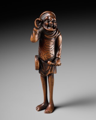 Lot 198 - A FINE EDO SCHOOL WOOD NETSUKE OF A FOREIGN DRUMMER