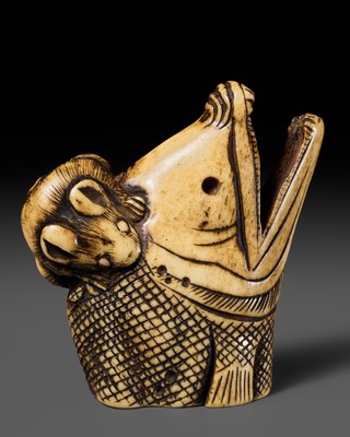 Lot 306 - A LARGE ANTLER NETSUKE OF A RAT EATING A FISH HEAD