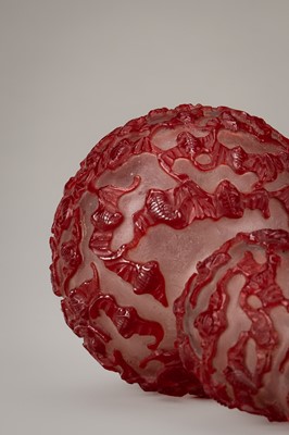 A RED OVERLAY TRANSLUCENT GLASS ‘BATS’ DOUBLE-GOURD VASE, c. 1920s