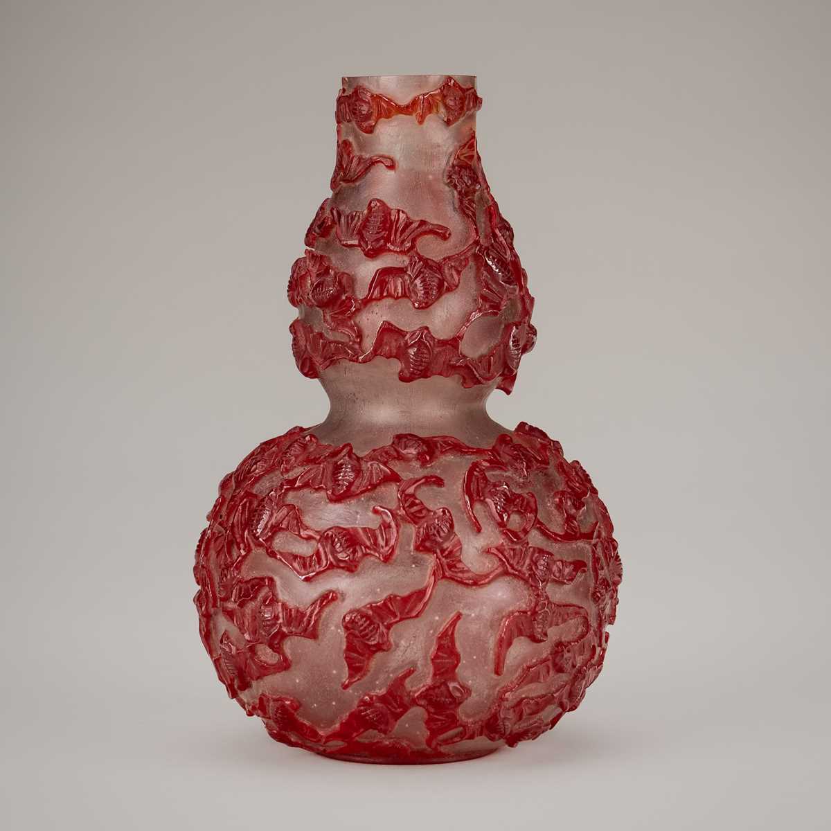 A RED OVERLAY TRANSLUCENT GLASS ‘BATS’ DOUBLE-GOURD VASE, c. 1920s