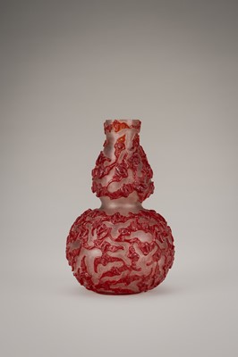 A RED OVERLAY TRANSLUCENT GLASS ‘BATS’ DOUBLE-GOURD VASE, c. 1920s