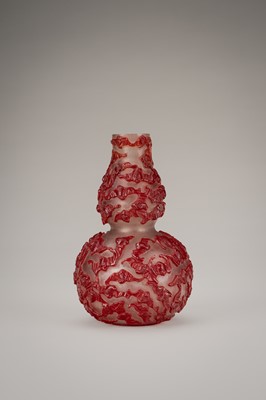 A RED OVERLAY TRANSLUCENT GLASS ‘BATS’ DOUBLE-GOURD VASE, c. 1920s