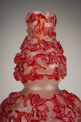 A RED OVERLAY TRANSLUCENT GLASS ‘BATS’ DOUBLE-GOURD VASE, c. 1920s