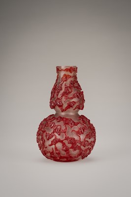 A RED OVERLAY TRANSLUCENT GLASS ‘BATS’ DOUBLE-GOURD VASE, c. 1920s