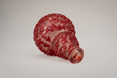 A RED OVERLAY TRANSLUCENT GLASS ‘BATS’ DOUBLE-GOURD VASE, c. 1920s