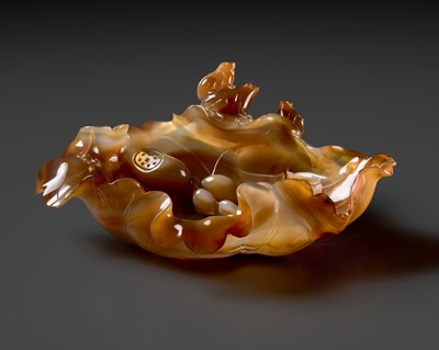 Lot 423 - A FINE AGATE ‘FROGS AND LOTUS’ BRUSHWASHER, 18TH-19TH CENTURY