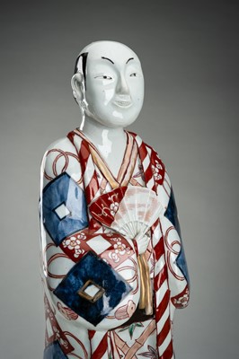 Lot 194 - A LARGE IMARI PORCELAIN FIGURE OF AN ACTOR