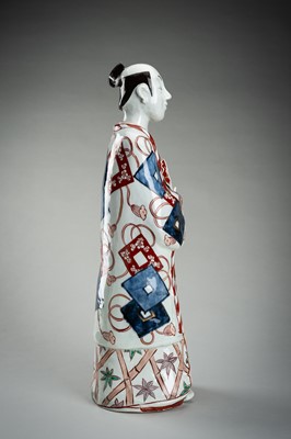 Lot 194 - A LARGE IMARI PORCELAIN FIGURE OF AN ACTOR