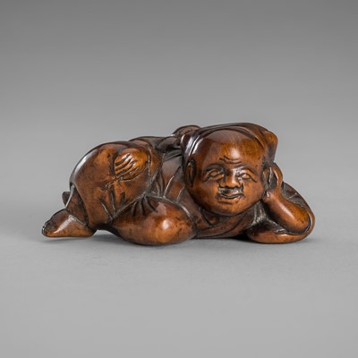 Lot 1532 - A FINE WOOD NETSUKE OF A RECLINING SARUMAWASHI AND HIS MONKEY