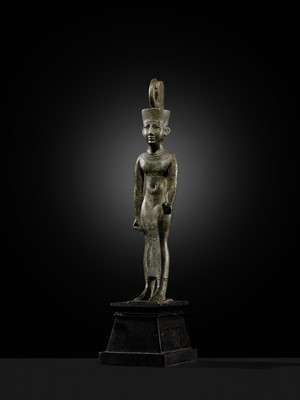 Lot 3 - AN EXCEPTIONALLY FINE BRONZE FIGURE OF NEITH AS A WARRIOR GODDESS, LATE PERIOD