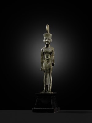 Lot 3 - AN EXCEPTIONALLY FINE BRONZE FIGURE OF NEITH AS A WARRIOR GODDESS, LATE PERIOD