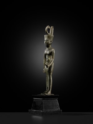 Lot 3 - AN EXCEPTIONALLY FINE BRONZE FIGURE OF NEITH AS A WARRIOR GODDESS, LATE PERIOD