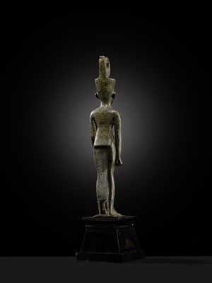 Lot 3 - AN EXCEPTIONALLY FINE BRONZE FIGURE OF NEITH AS A WARRIOR GODDESS, LATE PERIOD