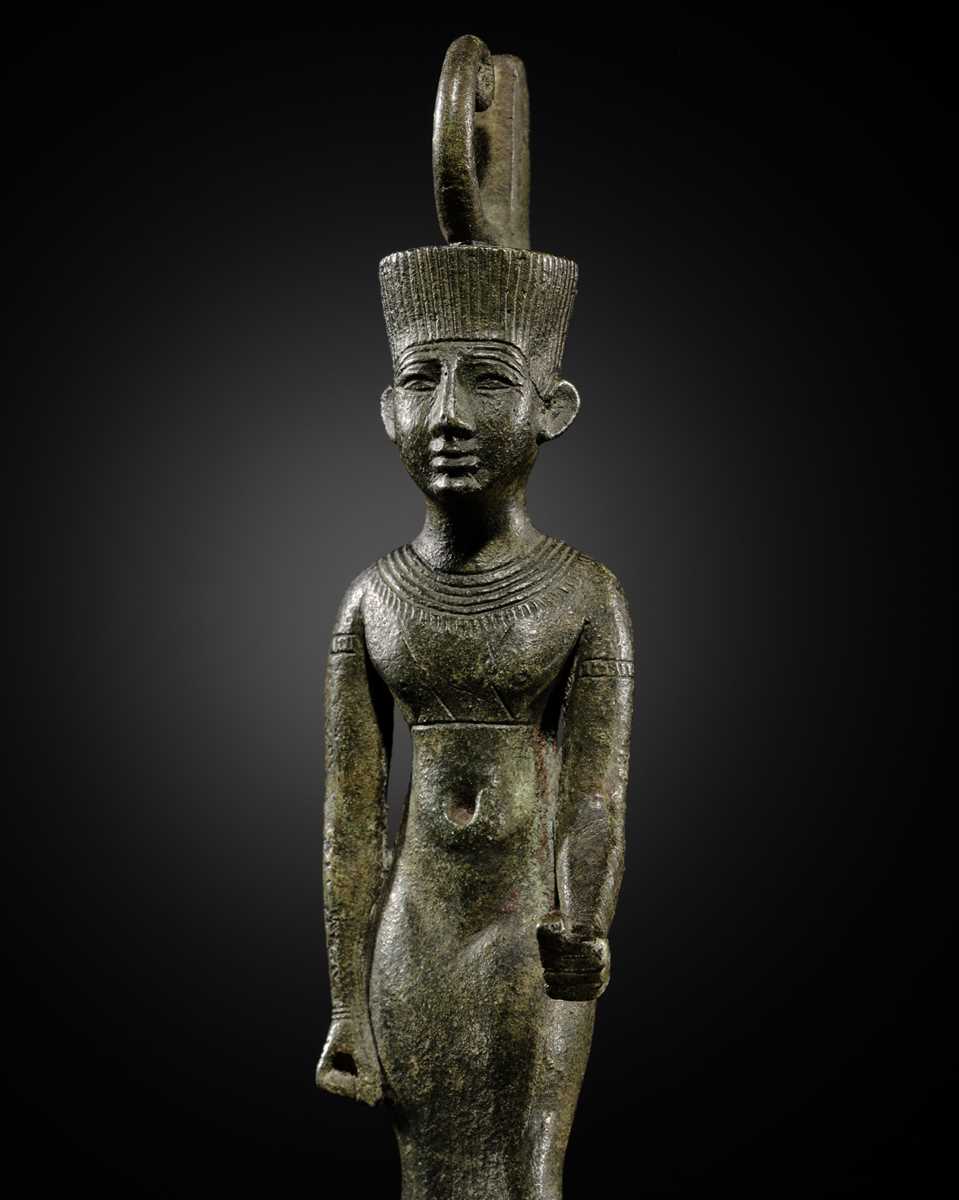 Lot 3 - AN EXCEPTIONALLY FINE BRONZE FIGURE OF NEITH AS A WARRIOR GODDESS, LATE PERIOD