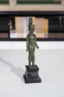 Lot 3 - AN EXCEPTIONALLY FINE BRONZE FIGURE OF NEITH AS A WARRIOR GODDESS, LATE PERIOD